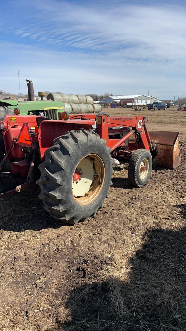 Image of International Harvester 574 equipment image 3
