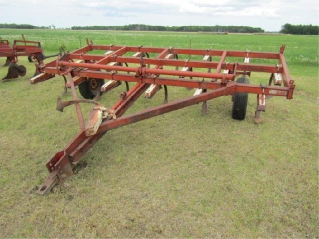 International Harvester 645 Equipment Image0