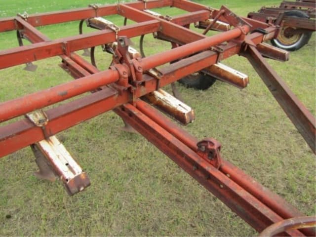 Image of International Harvester 645 equipment image 3