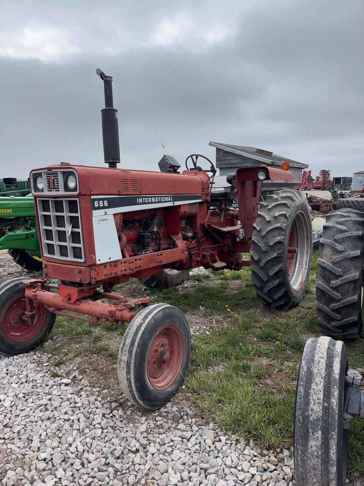 International Harvester 686 Equipment Image0