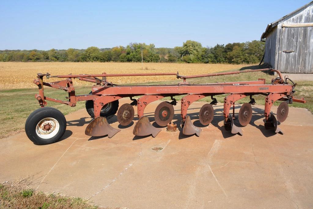 Image of International Harvester 700 Image 0