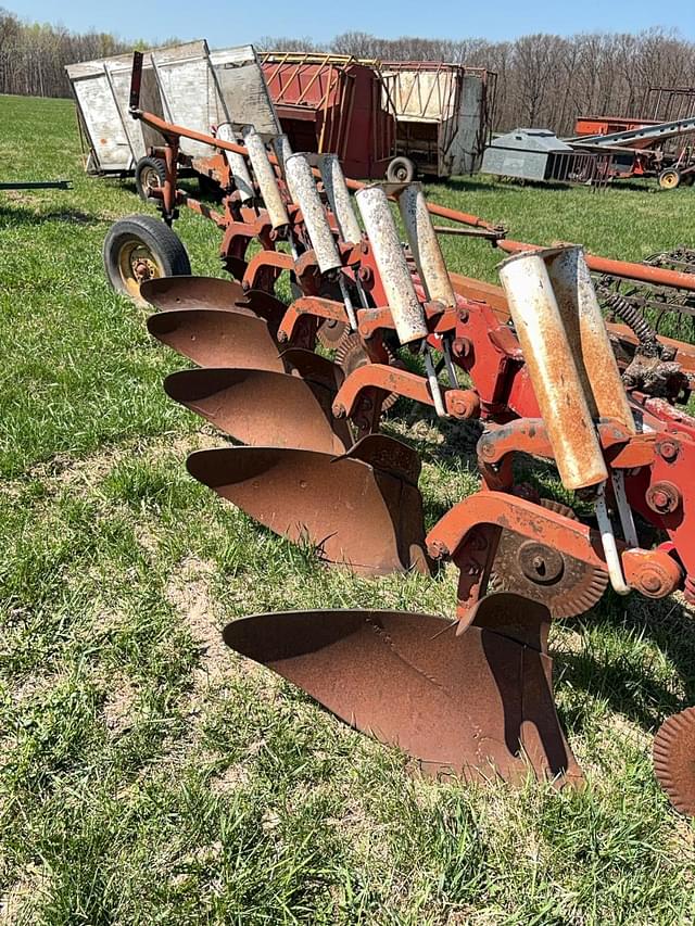 Image of International Harvester 700 equipment image 2