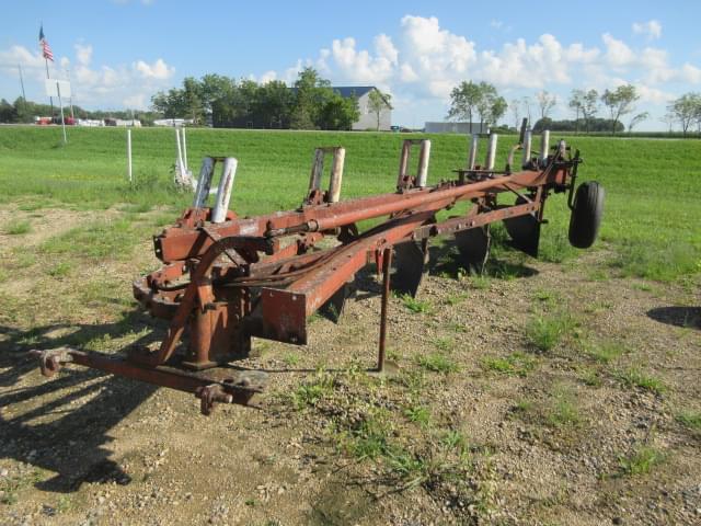 Image of International Harvester 700 equipment image 1