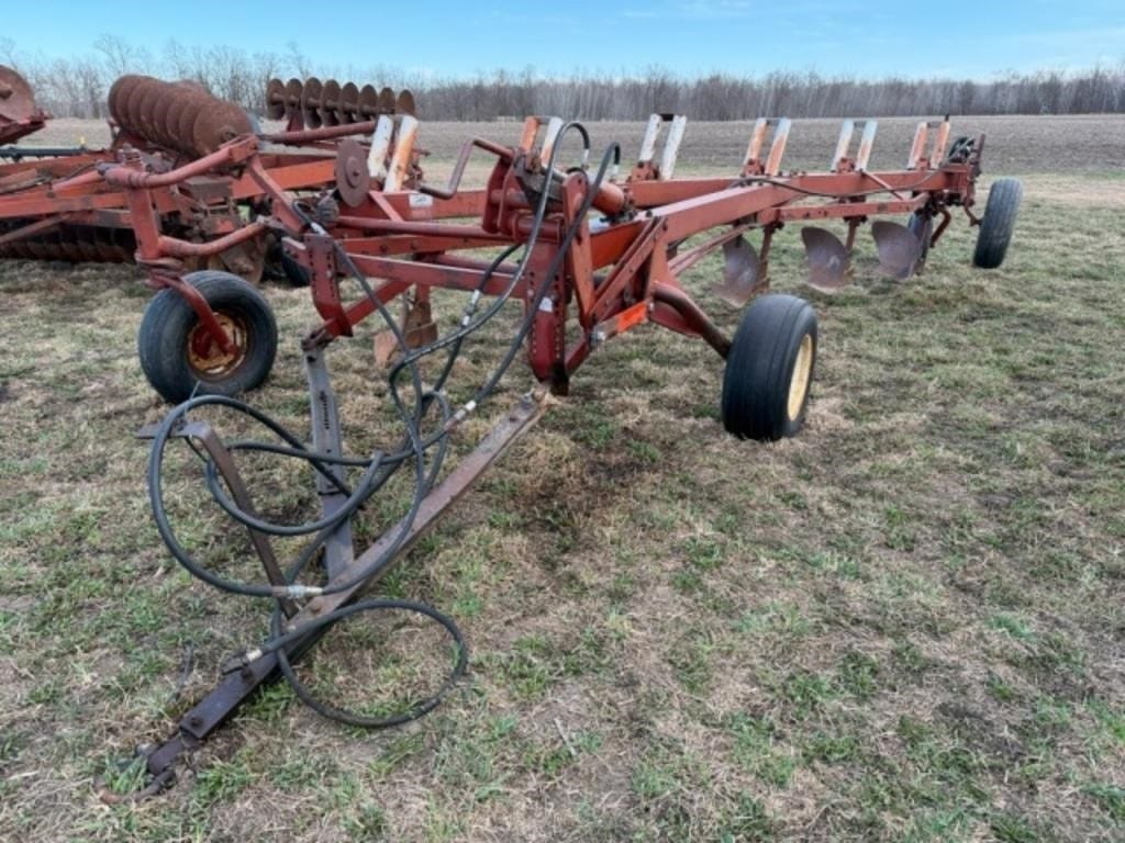International Harvester 700 Equipment Image0