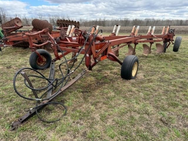 Image of International Harvester 700 equipment image 2