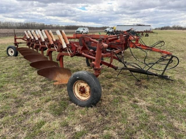 Image of International Harvester 700 equipment image 1