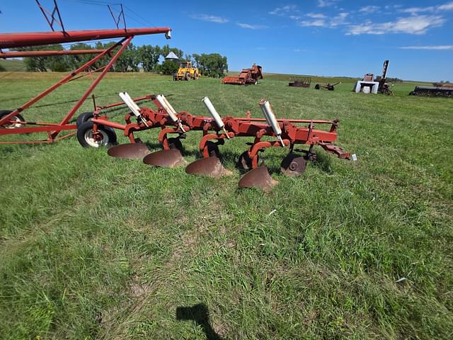 Image of International Harvester 710 equipment image 1