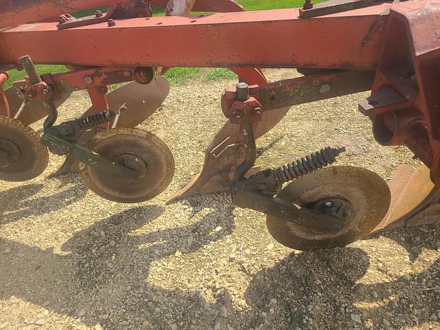 Image of International Harvester 710 equipment image 4
