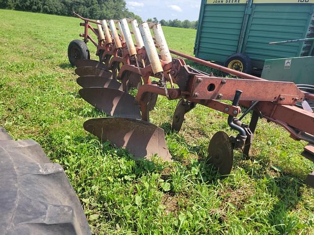 Image of International Harvester 710 equipment image 1