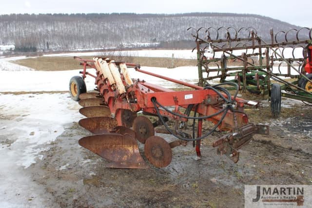 Image of International Harvester 720 equipment image 1