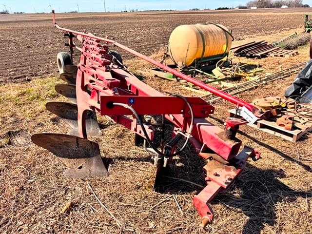Image of International Harvester 720 equipment image 1