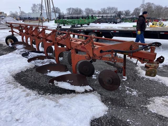 Image of International Harvester 720 equipment image 1