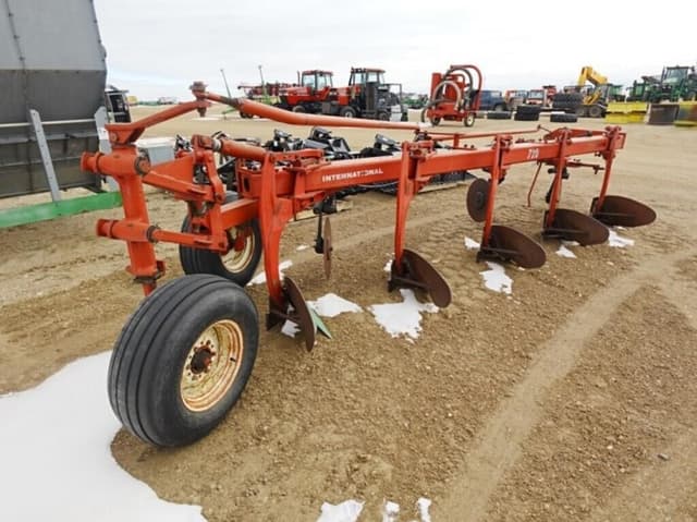Image of International Harvester 720 equipment image 2