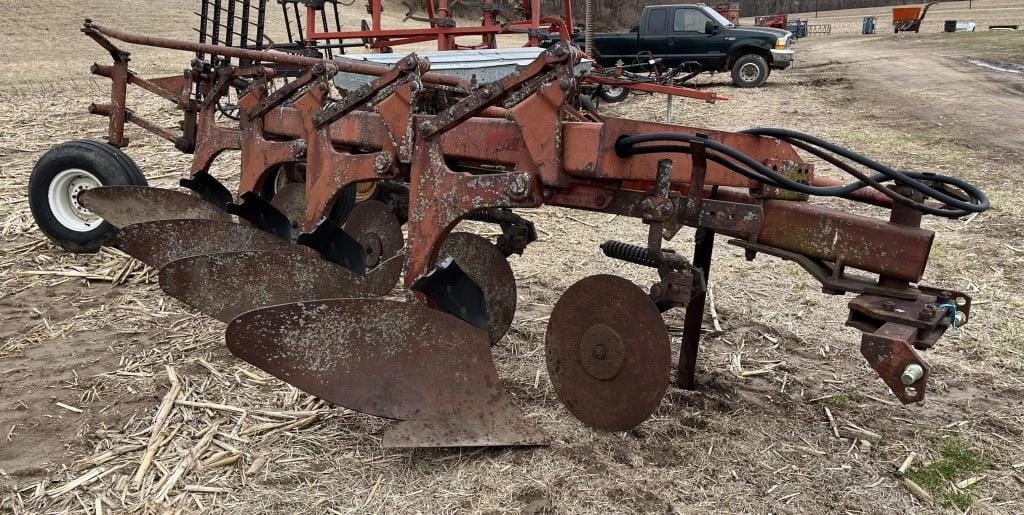 International Harvester 720 Equipment Image0