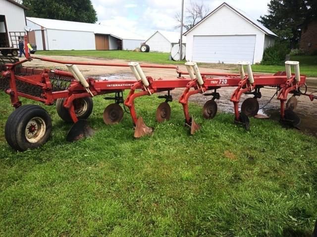 Image of International Harvester 720 equipment image 1