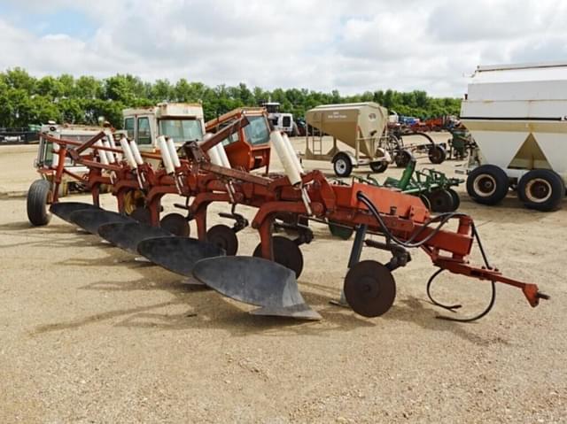 Image of International Harvester 720 equipment image 1