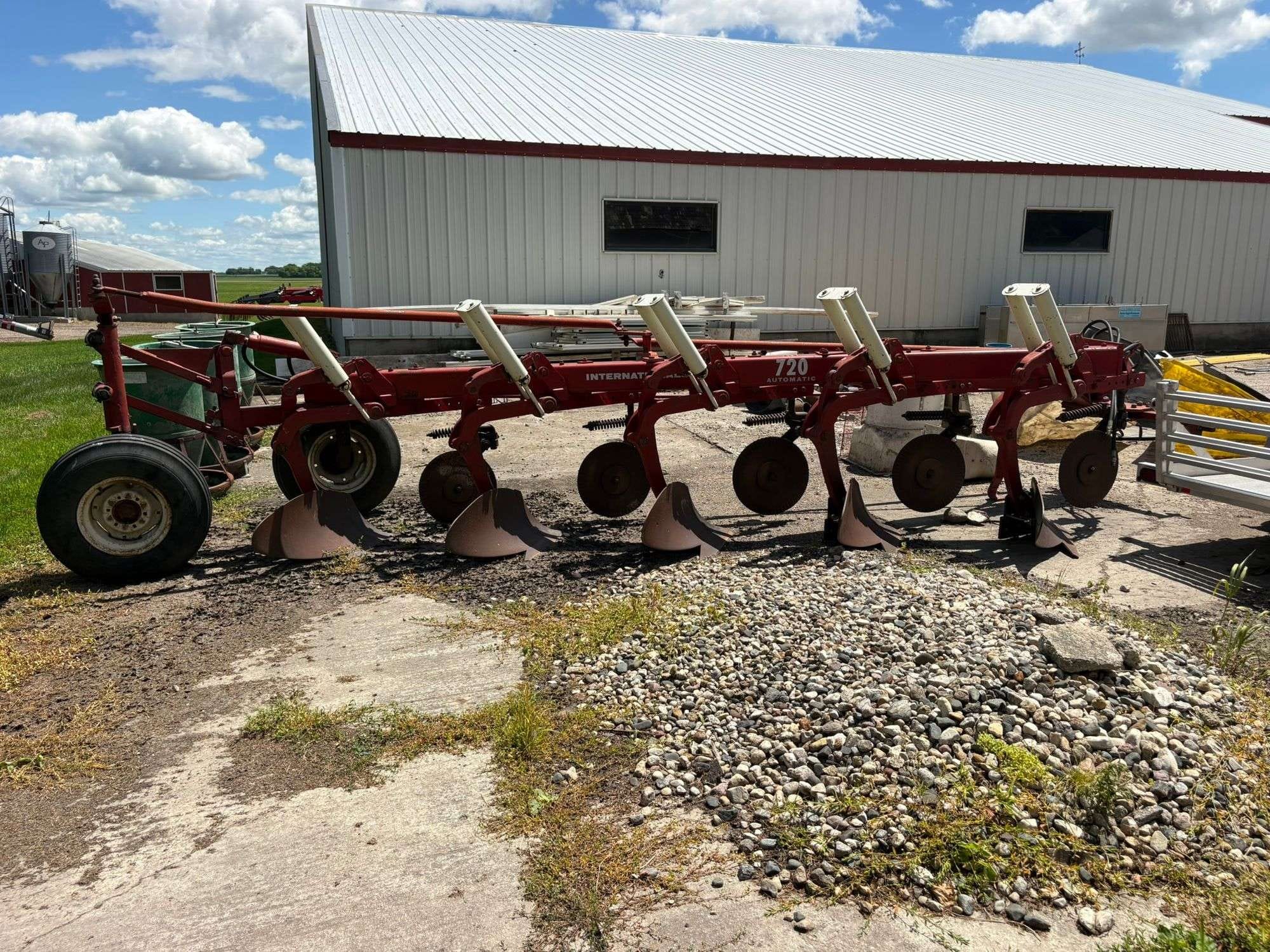International Harvester 720 Equipment Image0