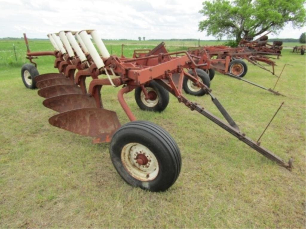International Harvester 770 Equipment Image0