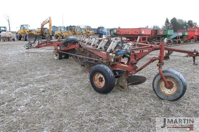 Image of International Harvester 800 equipment image 2