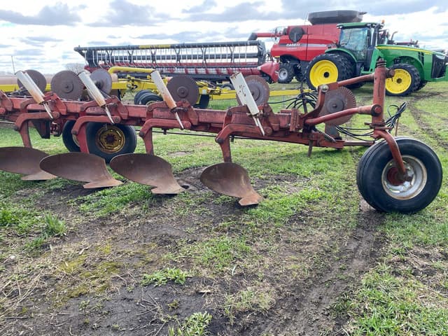 Image of International Harvester 800 equipment image 4