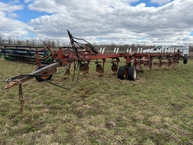 Image of International Harvester 800 equipment image 1