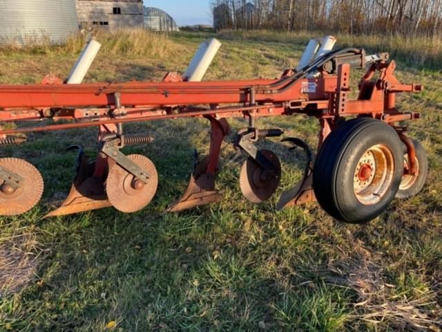 Image of International Harvester 800 equipment image 2