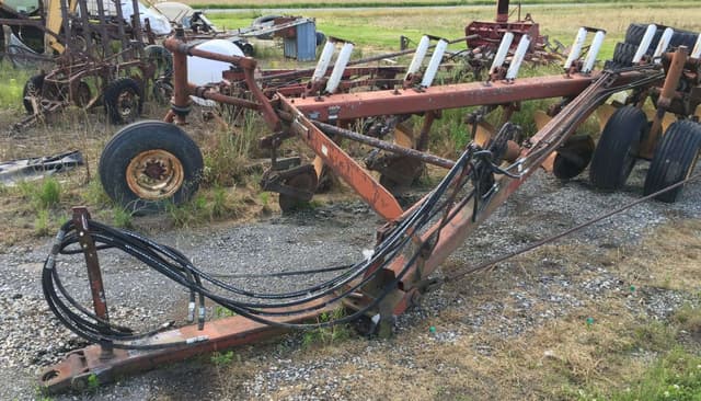 Image of International Harvester 800 equipment image 2