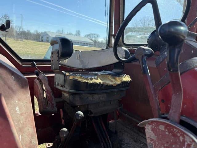 Image of Farmall 806 equipment image 4