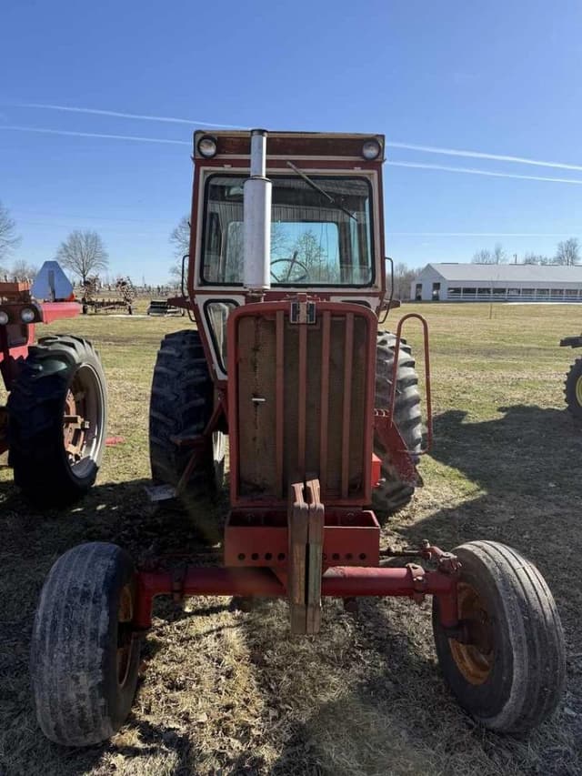 Image of Farmall 806 equipment image 1