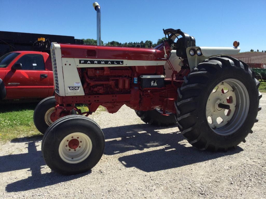 Main image International Harvester 806