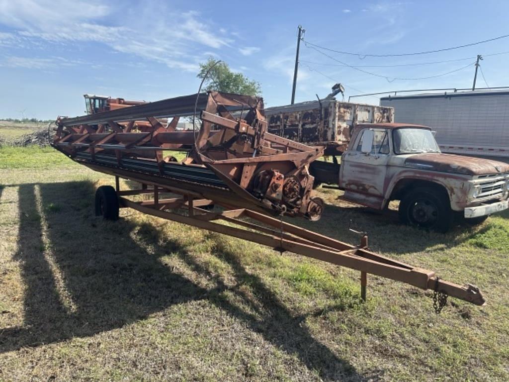 Image of International Harvester 810 Primary image