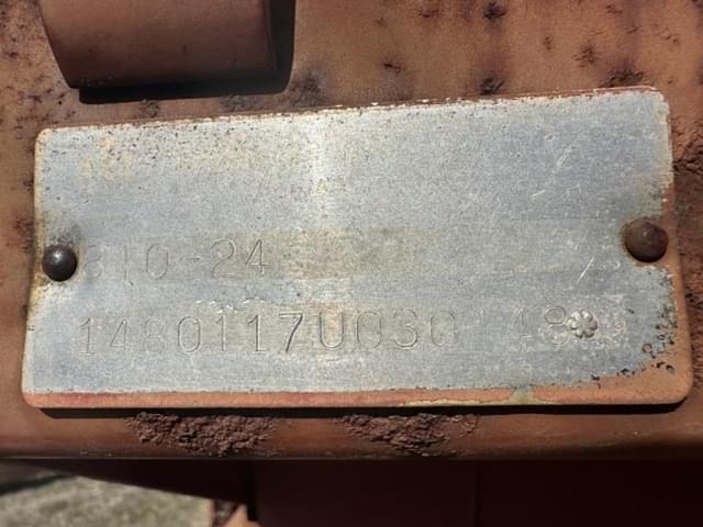 Image of International Harvester 810 equipment image 2