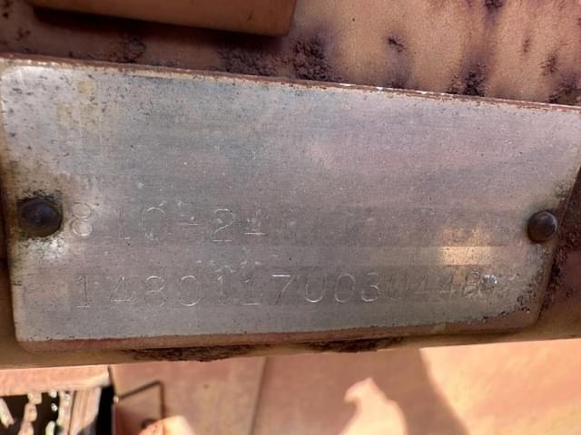 Image of International Harvester 810 equipment image 3
