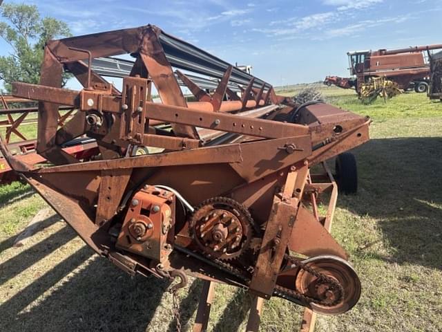 Image of International Harvester 810 equipment image 4