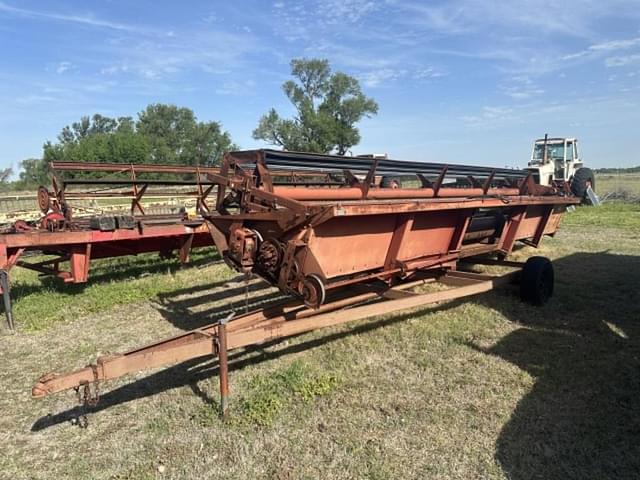 Image of International Harvester 810 equipment image 1