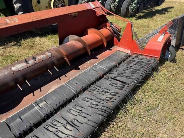 Image of International Harvester 810 equipment image 4