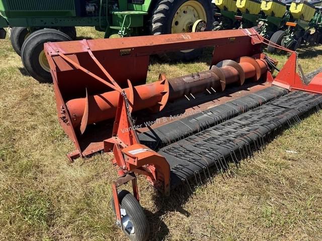 Image of International Harvester 810 equipment image 2