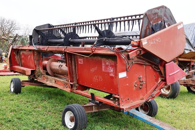 Image of International Harvester 820 equipment image 1