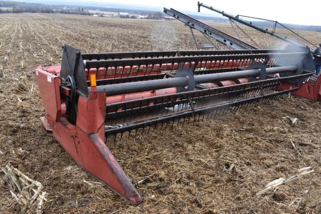 Image of International Harvester 820 equipment image 1