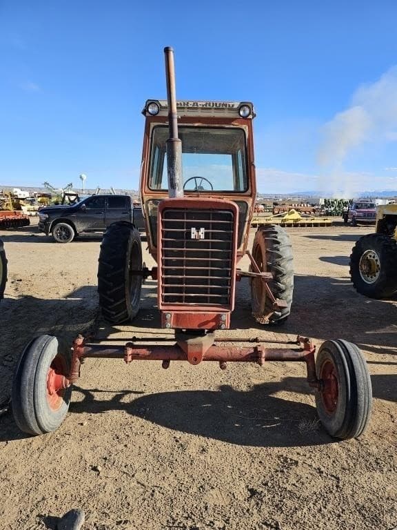 Image of International Harvester 826 equipment image 1