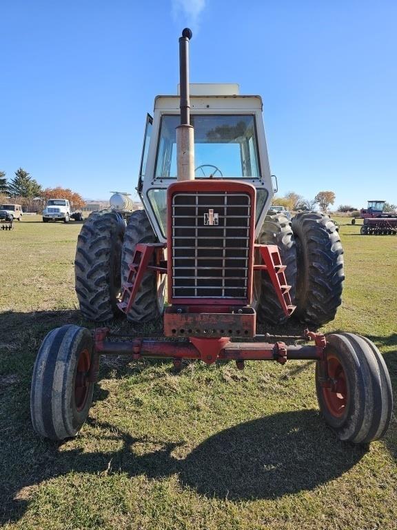 Image of International Harvester 826 equipment image 1