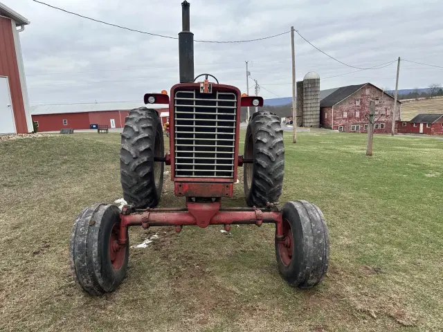 Image of International Harvester 856 equipment image 2