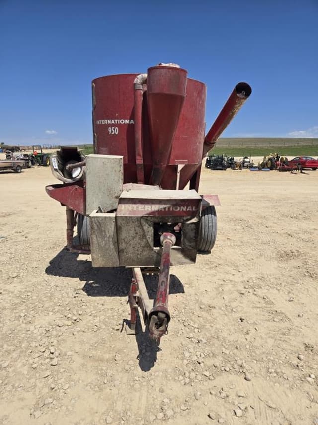 Image of International Harvester 950 equipment image 1