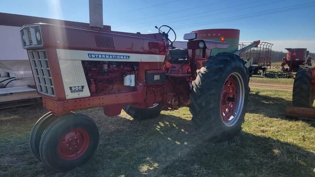 Image of International Harvester 966 equipment image 2