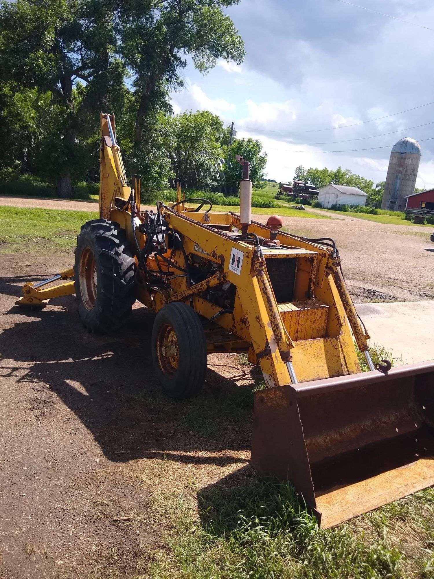 International Harvester B-414 Equipment Image0