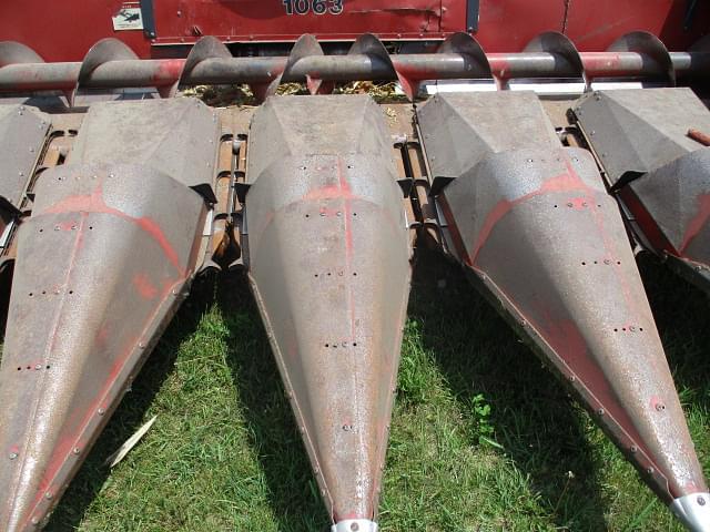 Image of International Harvester 1063 equipment image 4