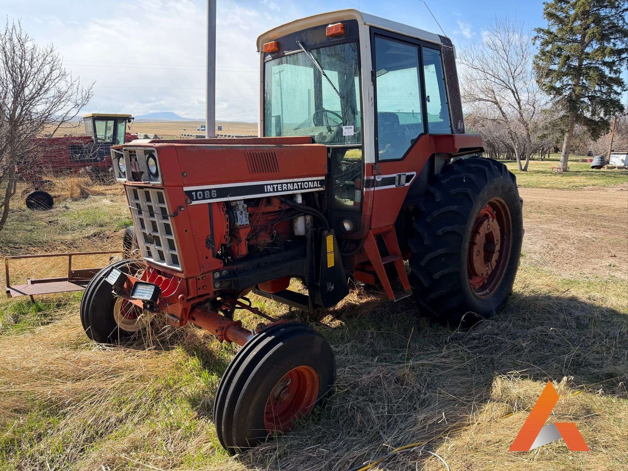 International Harvester 1086 Equipment Image0