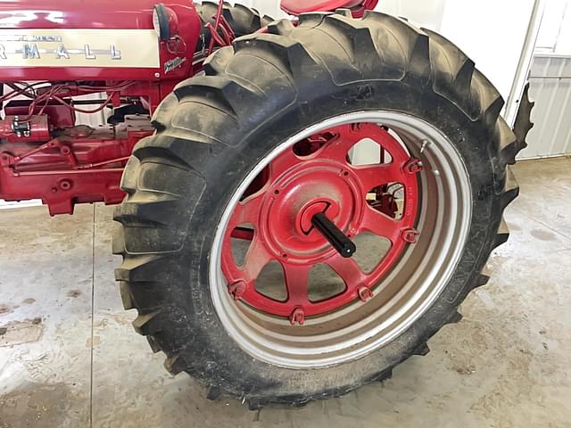 Image of Farmall 350 equipment image 3