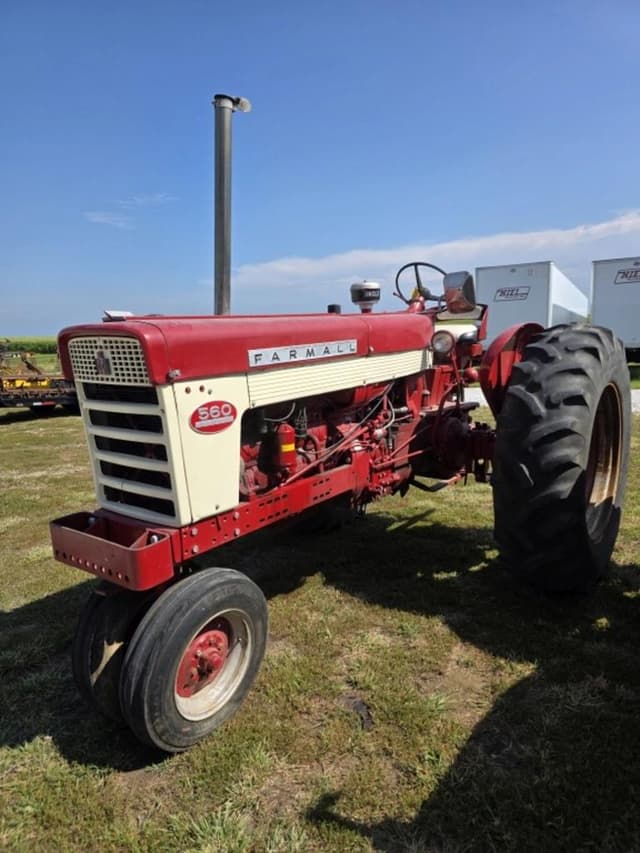 Image of Farmall 560  equipment image 1