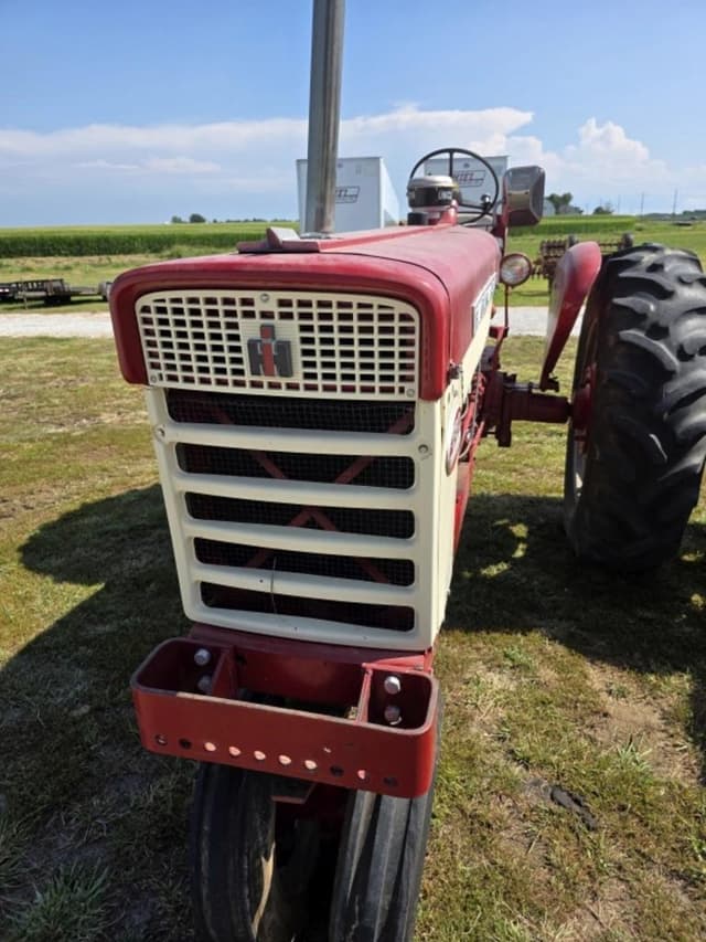 Image of Farmall 560  equipment image 3